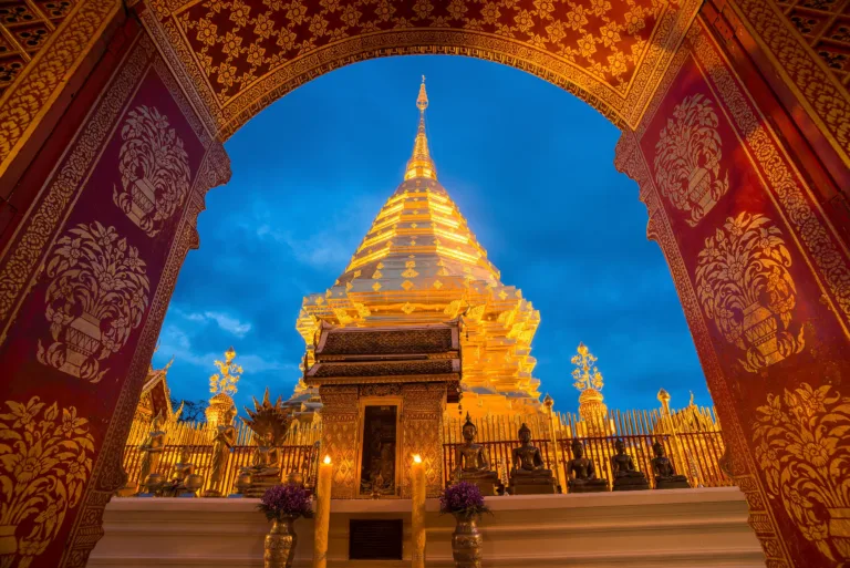 พระบรมธาตุเจดีย์ทองดอยสุเทพ มองผ่านซุ้มประตูระเบียงคด
