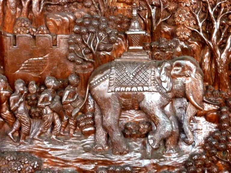 ภาพสลักตำนานช้างมงคลอัญเชิญพระบรมสารีริกธาตุขึ้นดอยสุเทพ
