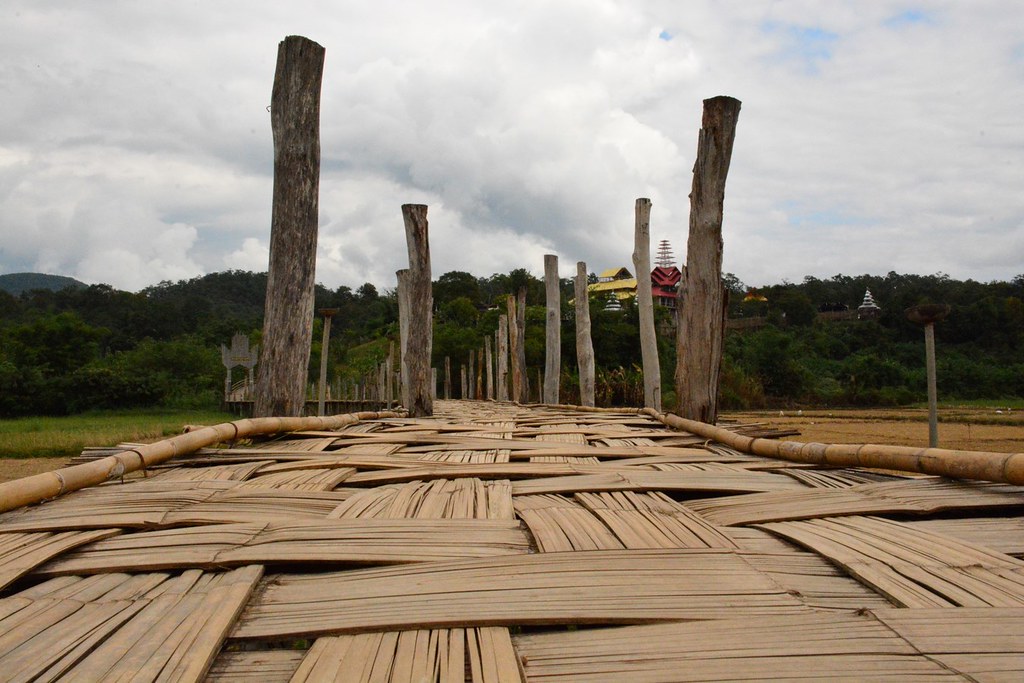The bridge with the hills of the Mae Hong Son valley
