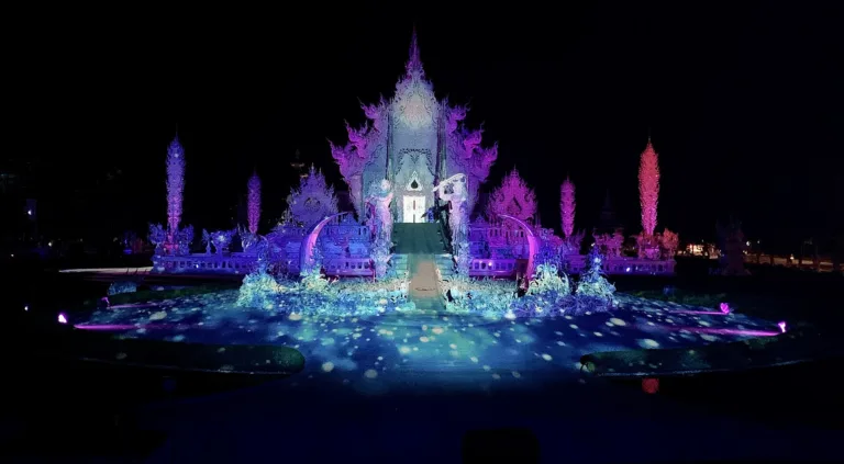 งานแสดงแสงสียามค่ำคืนที่วัดร่องขุ่น