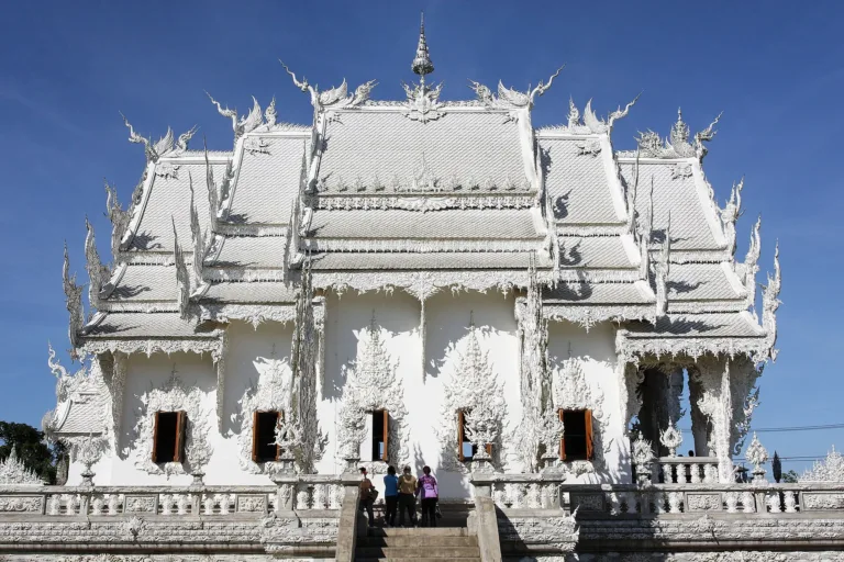 พระอุโบสถสีขาวประดับกระจก วัดร่องขุ่น